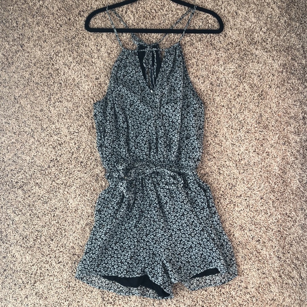 NWT Abercrombie and Fitch black and white floral romper size M